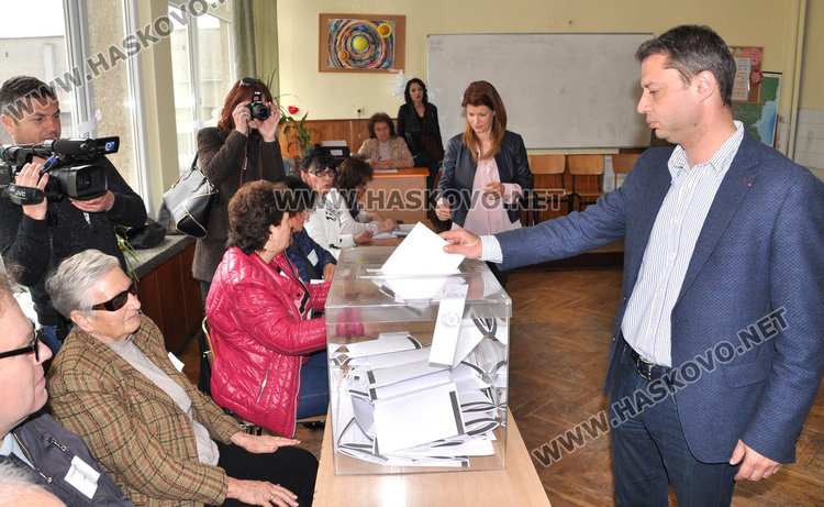 Делян Добрев гласува срещу парашутистите от Хасково в НС и за развитие на региона