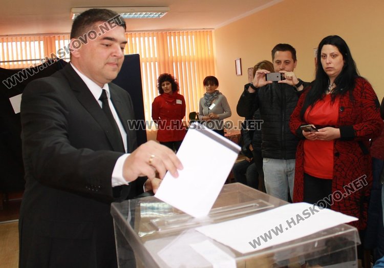 Стефан Димитров  гласува тази сутрин в секция №39  в Димитровград