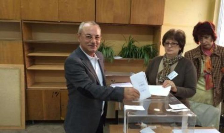  Ахмед Доган гласува пръв сред политиците