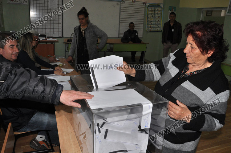 8,04 % избирателна активност в Хасково до 10 часа, 424 гласуват за първи път