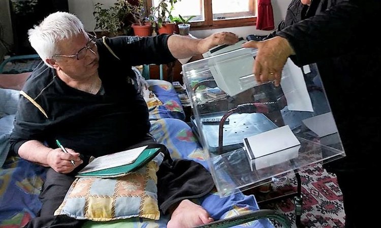 15 са инвалидите, гласували в подвижна кутия