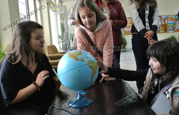 Децата пътуваха в Младежкия с Бистра и Наце из 14 кътчета на света чрез забавни игри