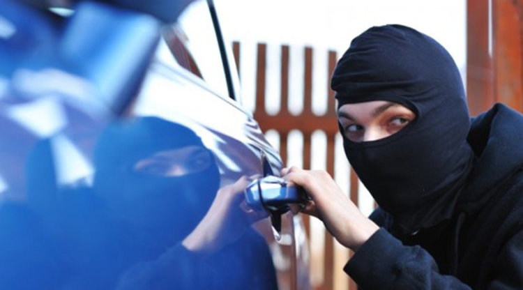 Задигнаха два автомобил в центъра на Кърджали