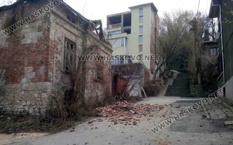 От общината дирят собствениците на опасна сграда под Ямача