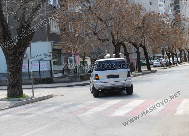 Пешехходната пътека срещу бившата ДСК е една от най-натоварените, аргументират се хората
