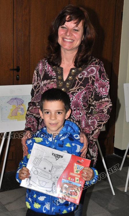 Наградиха деца, нарисували добрини