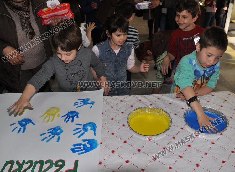 Наградиха деца, нарисували добрини