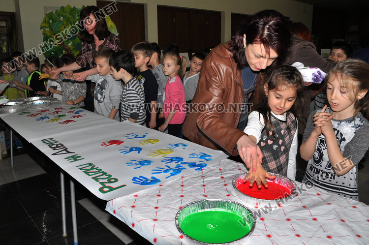 Наградиха деца, нарисували добрини