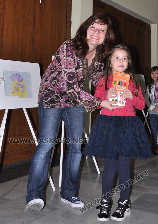 Наградиха деца, нарисували добрини