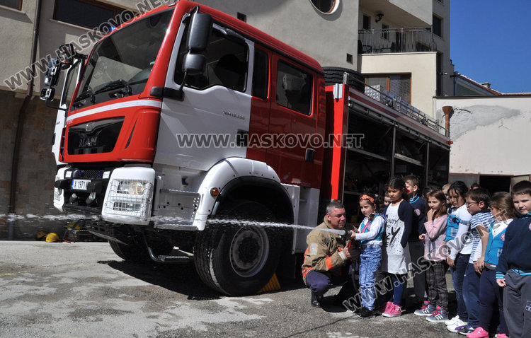 Първолаци на гости в Пожарната, запознават се с професията