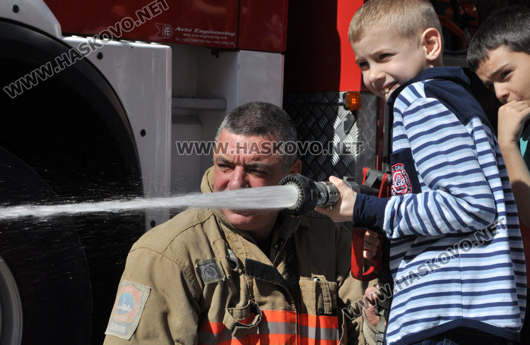 Първолаци на гости в Пожарната, запознават се с професията