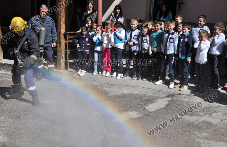 Първолаци на гости в Пожарната, запознават се с професията
