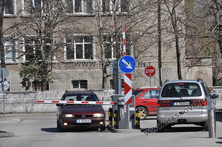 Пак стълпотворение на паркинга пред Кауфланд заради бариерите 