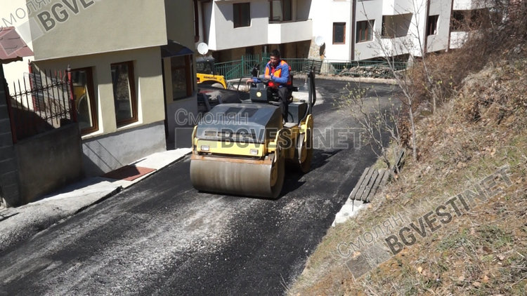 Общината стартира планираното асфалтиране на улици и участъци
