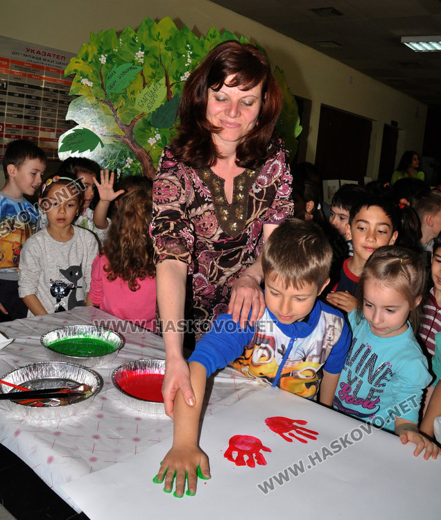 Наградиха деца, нарисували добрини