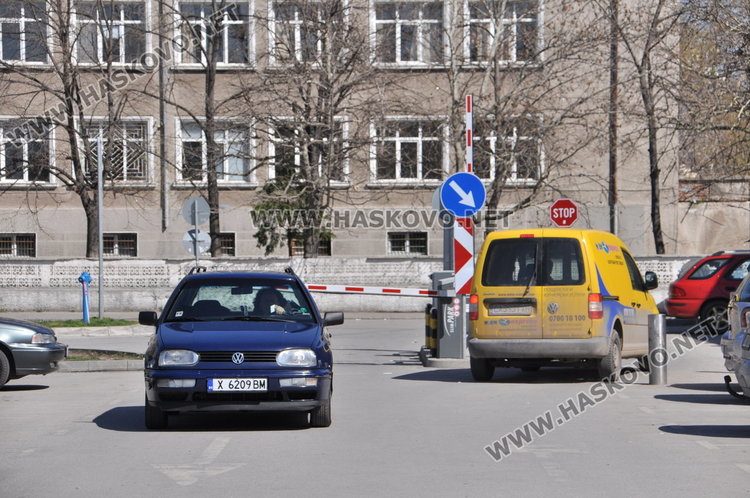 Пак стълпотворение на паркинга пред Кауфланд заради бариерите 