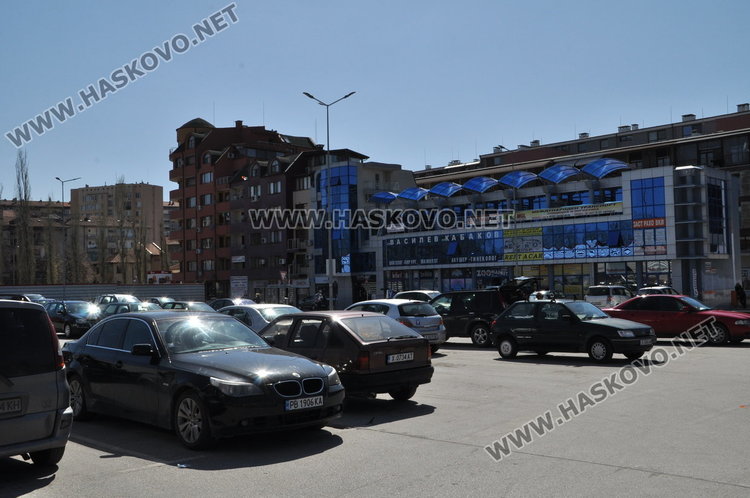 Пак стълпотворение на паркинга пред Кауфланд заради бариерите 