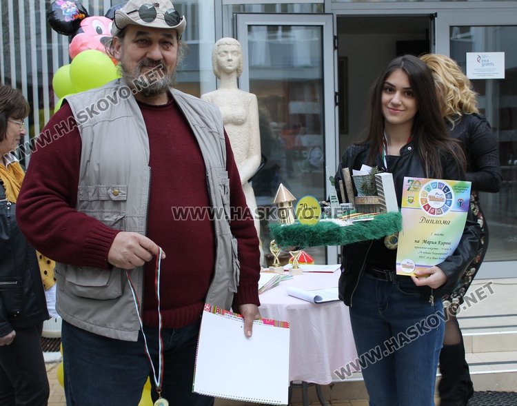 Мария Кирева, която е възпитаничка на ПЕГ "Д-р Иван Богоров" спечели награда за своя макет на Димитровград