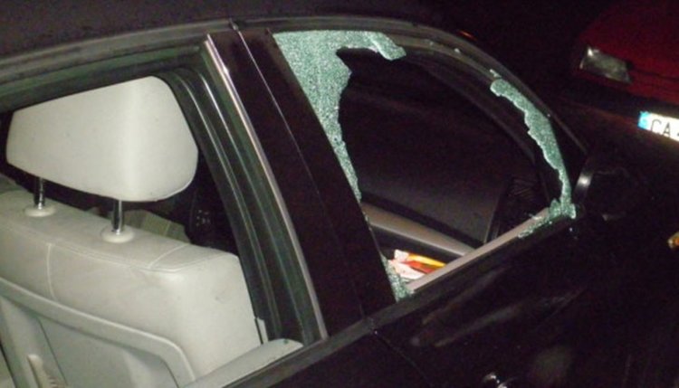 Ограбиха четири коли за нощ от паркинг пред хотел