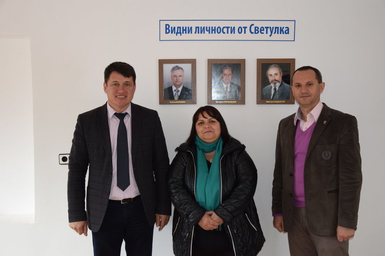 Портрети на известни личности от Светулка красят местното кметство