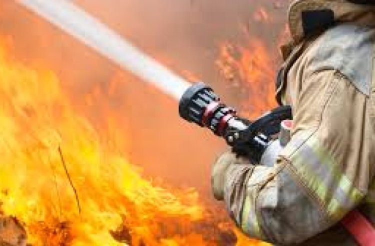 Навес и фургон изгоряха в Дебър