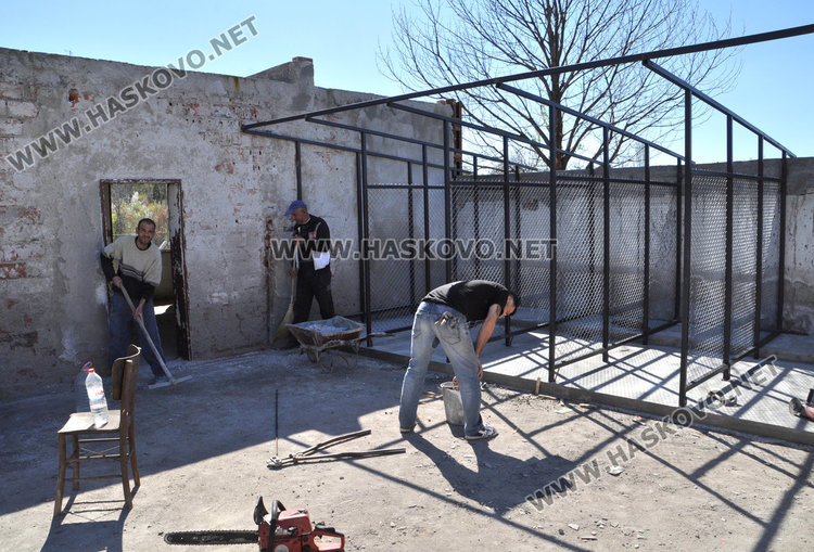 Кучешкият приют отваря до дни, днес монтираха клетките