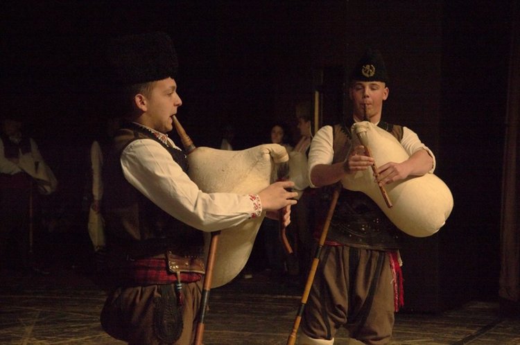 Певци и танцьори с благотворителна изява, събират средства за болно момиче