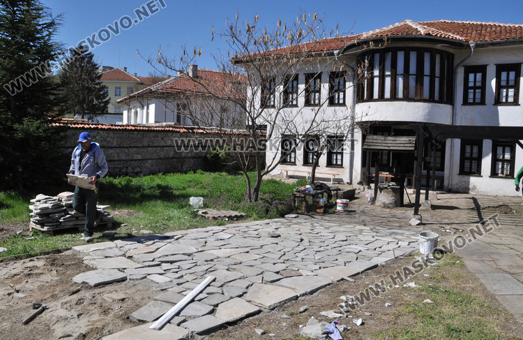 Отварят Паскалевата къща за Дните на Хасково, ученици залесяват двора й