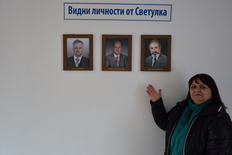 Портрети на известни личности от Светулка красят местното кметство