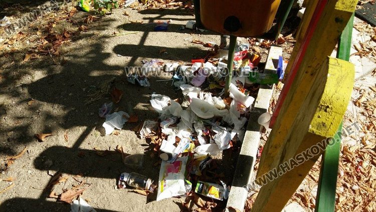 Паркът на „Бяло море“ тъне в разруха и се превръща в сметище