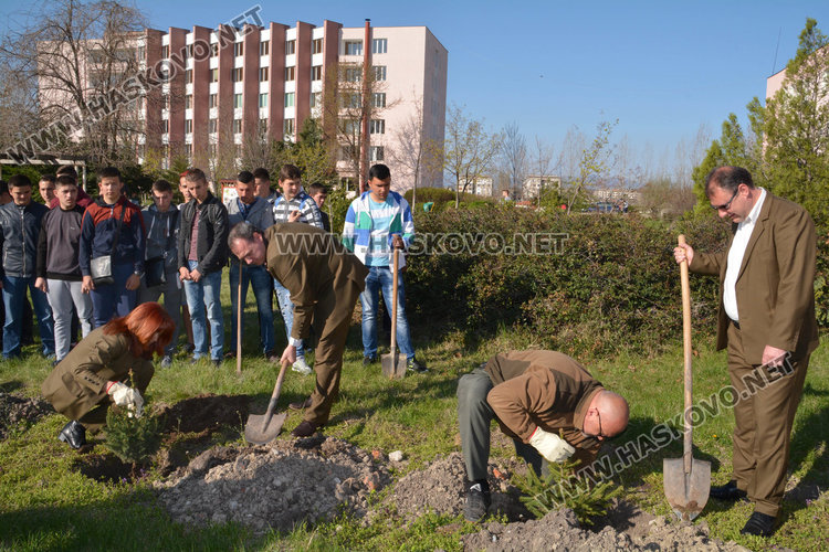 Ученици даряват 40 фиданки на училища в Хасково, днес засадиха 6