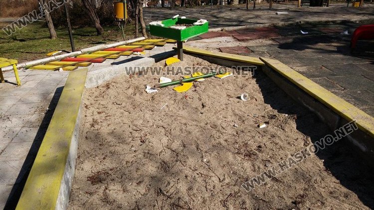 Паркът на „Бяло море“ тъне в разруха и се превръща в сметище