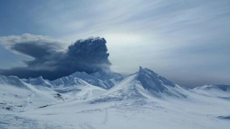 Вулканът Ключевски в Камчатка изригна мощно пепел (видео)