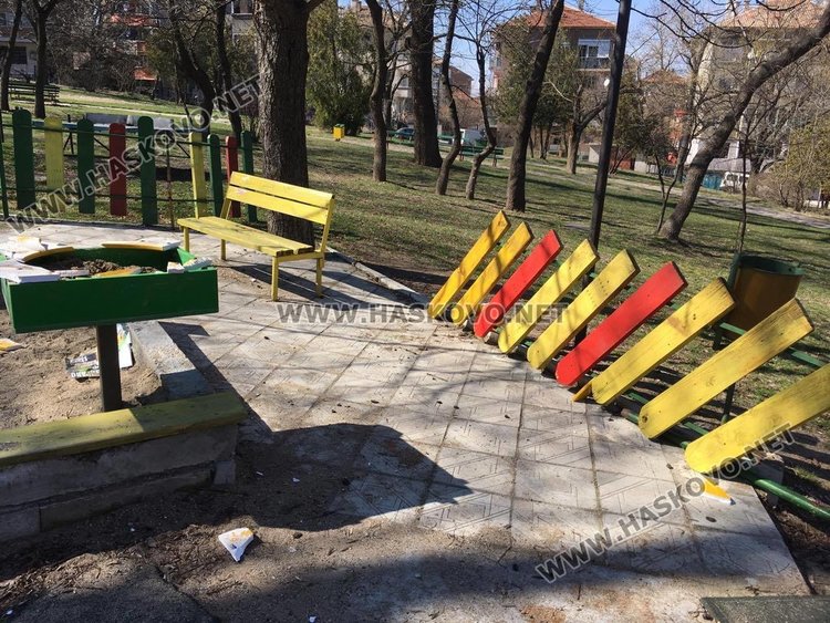 Паркът на „Бяло море“ тъне в разруха и се превръща в сметище