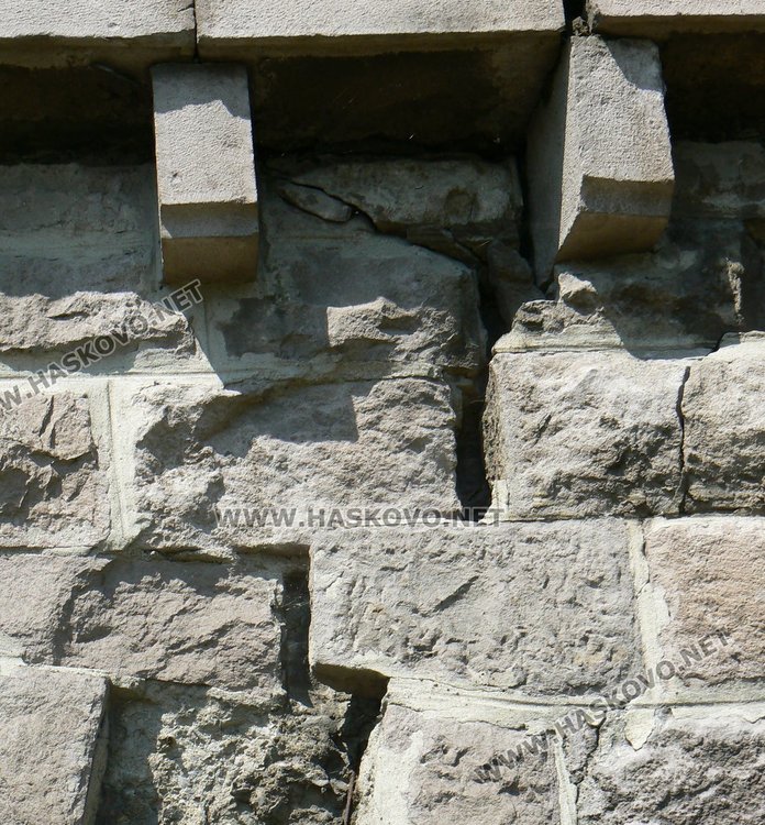 Пукнатините по моста за св."Марийно" са видими от години