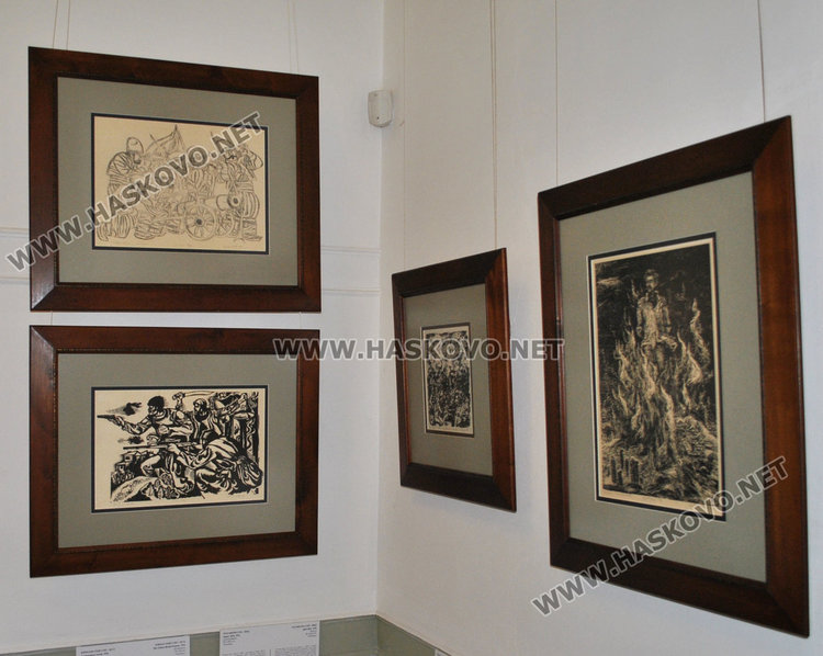 В изложбата са показни и графики, линогравюри и литографии