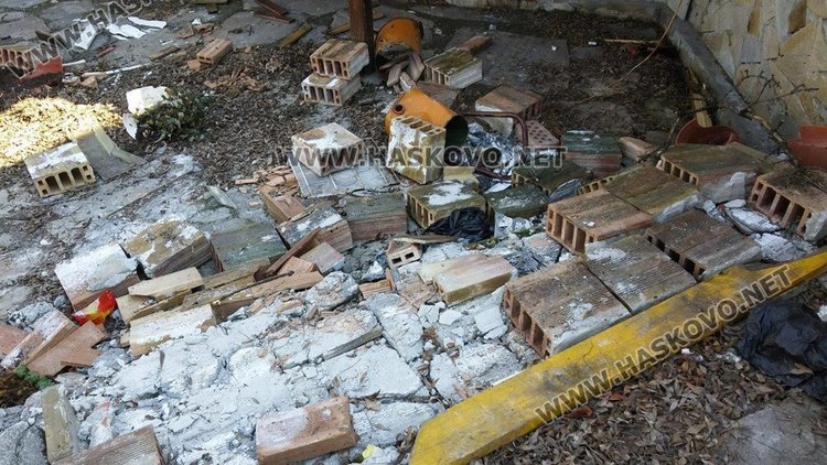 Паркът на „Бяло море“ тъне в разруха и се превръща в сметище