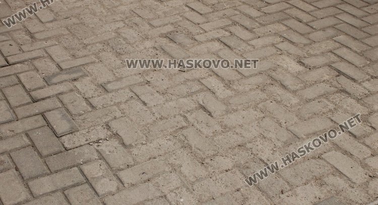 На много места настилката е компрометирана след тежката зима