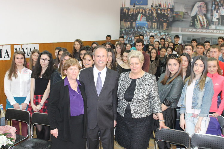 Американският посланик впечатлен от срещата си с ботевци