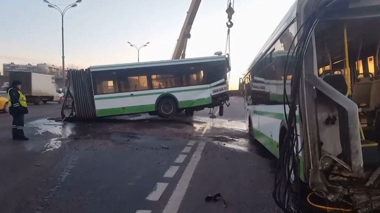 ТИР разцепи градски автобус на две в Москва (видео)