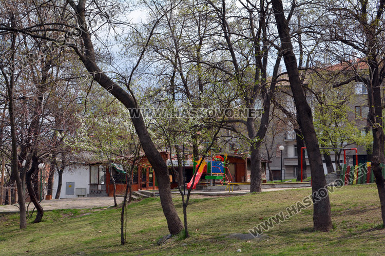 Лъснаха парка на „Бяло море“ след наша публикация