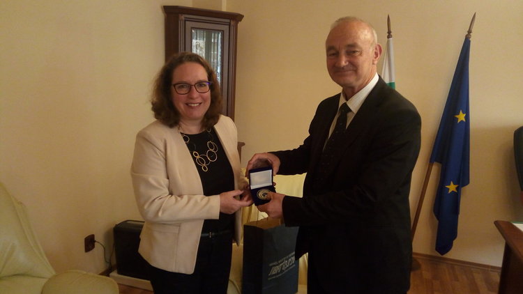 Посланик Лилиан се срещна с областния управител