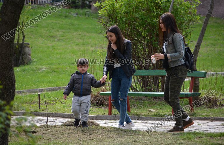 Лъснаха парка на „Бяло море“ след наша публикация