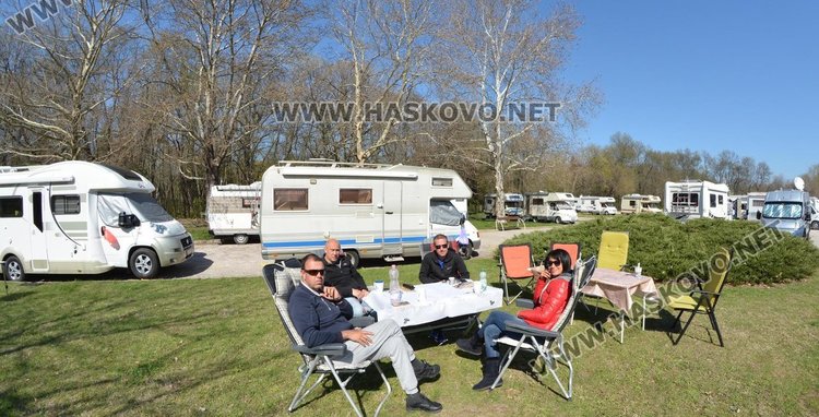 Над 100 кемпера от цялата страна приюти парк "Марица" 