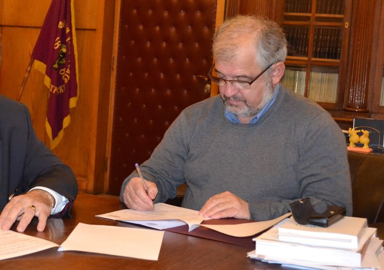 Като ректор проф. дин Иван Илчев подписва и с химикал, но меморандума