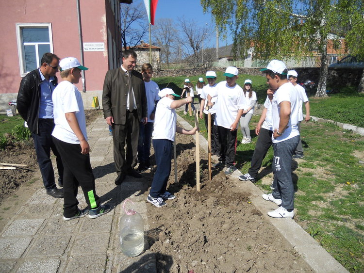 Децата от Буково станаха лесовъди за един ден