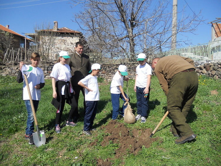 Децата от Буково станаха лесовъди за един ден