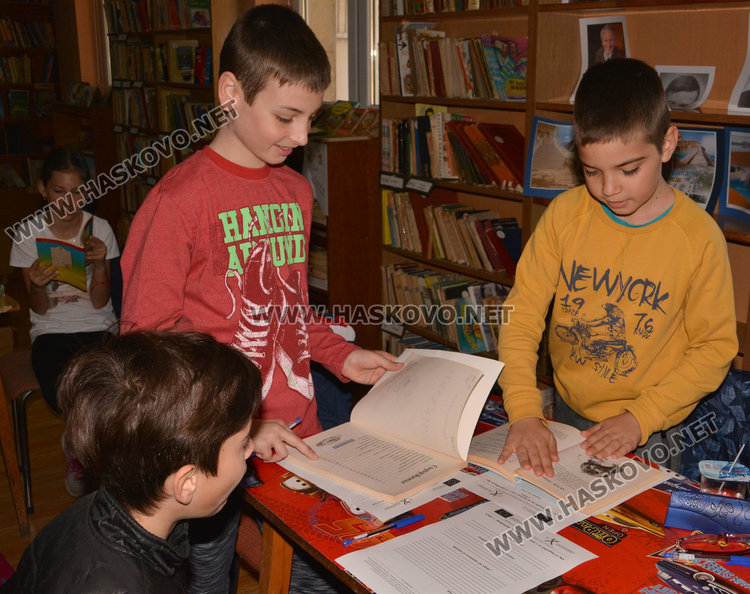 Третокласници от Рилски гостуваха в библиотеката в „Походът на книгите”