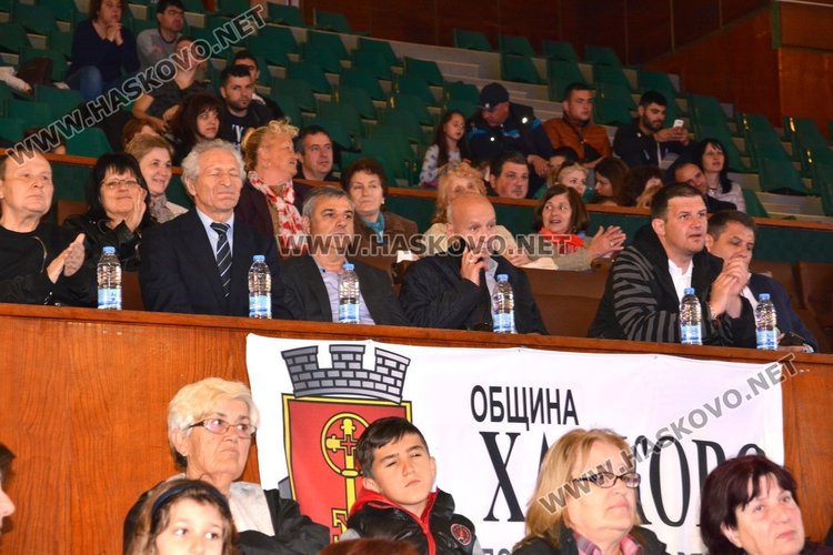 Стотици от Хасково изпратиха своето приятелство на Ники през концерта за нея на МВР