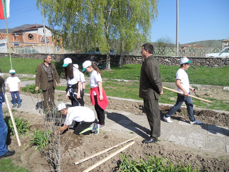 Децата от Буково станаха лесовъди за един ден